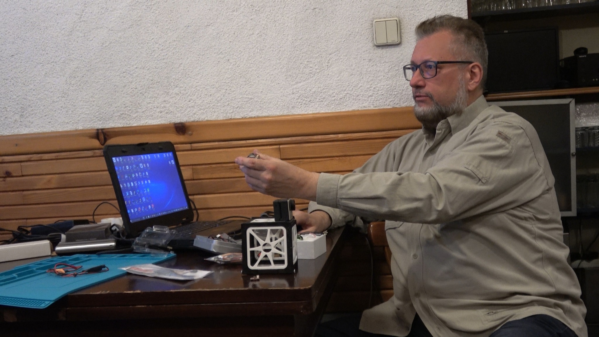 Член на София САТ Клуб с модел